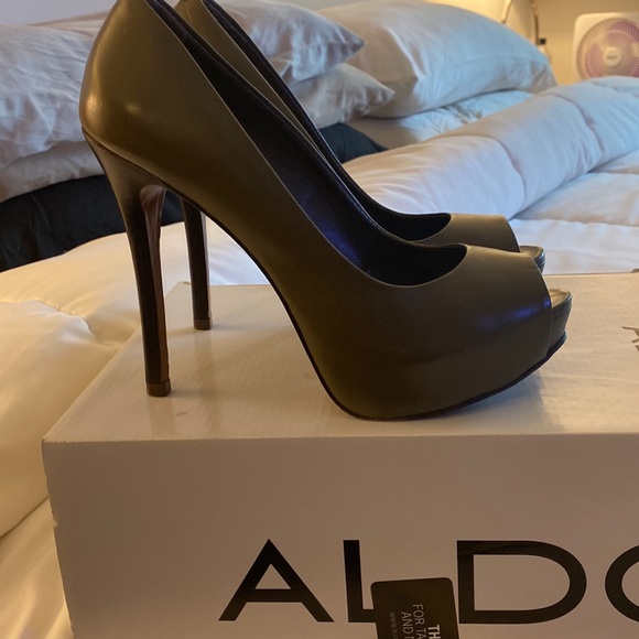 1 pair of green platform pumps only wore them twice. - Picture 1 of 2